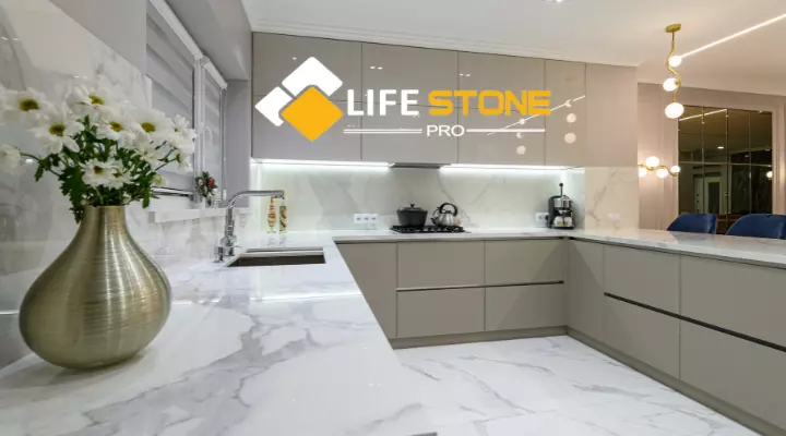 Timeless elegance: White marble floor with intricate veining, a perfect blend of style and sophistication.